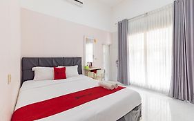 Reddoorz Syariah Near Ciledug Station